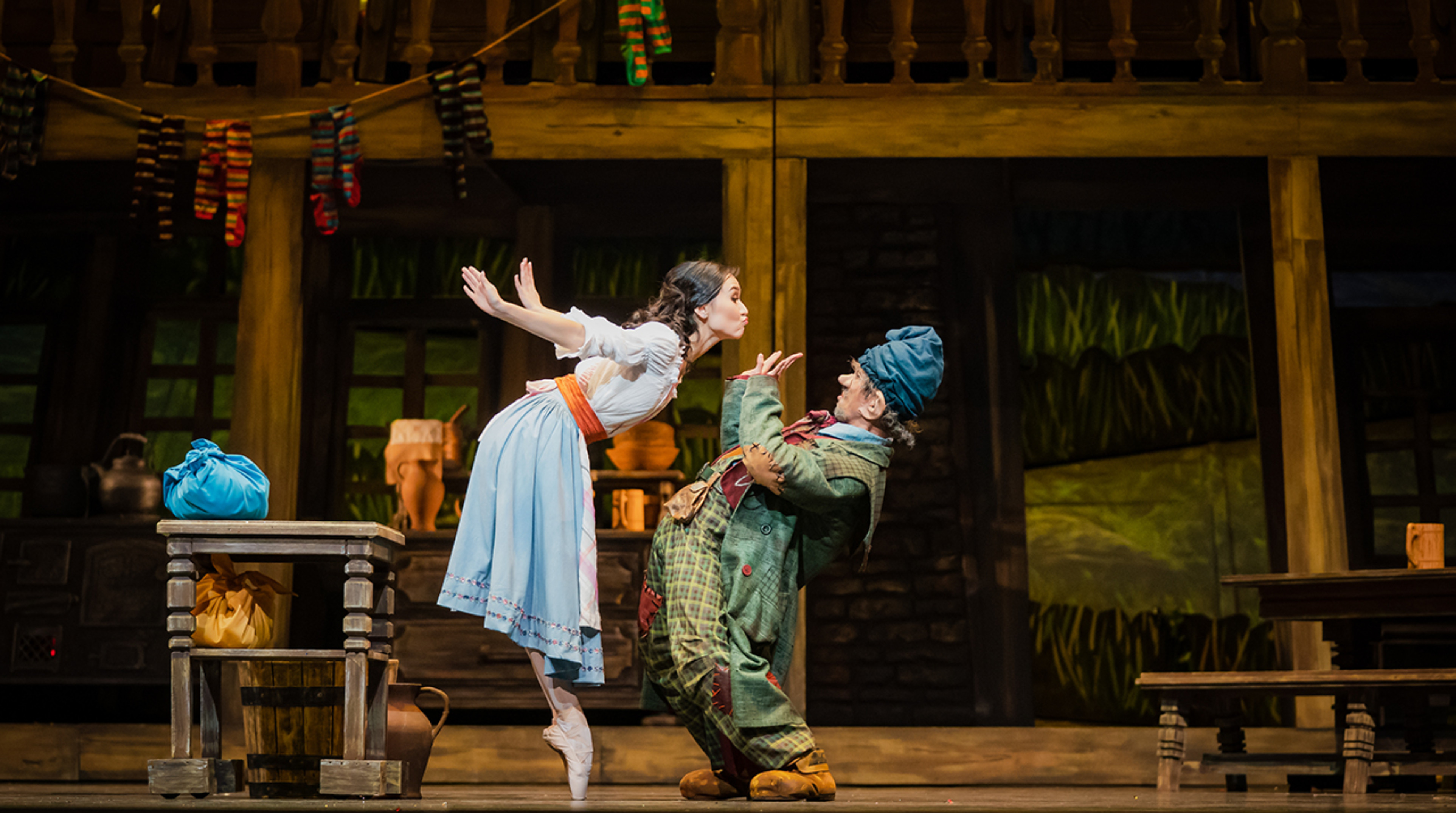 Ақ киім киген қыз есекке сиып кетеді