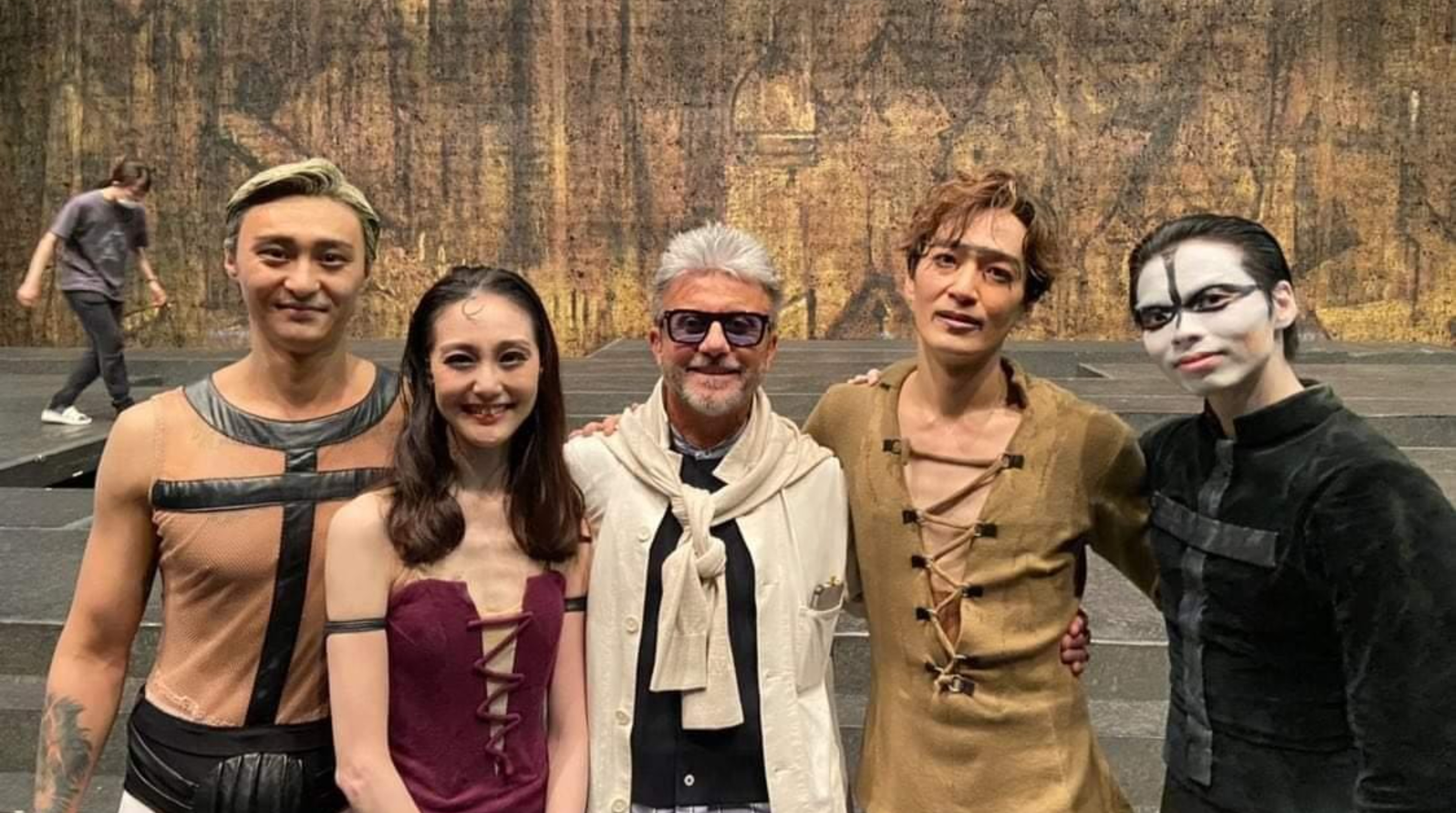 Ведущий солист. Картинки профессии певец, ведущий, организатор праздника. Ведущий солист. Скороходов оперный певец. Ведущий солист.