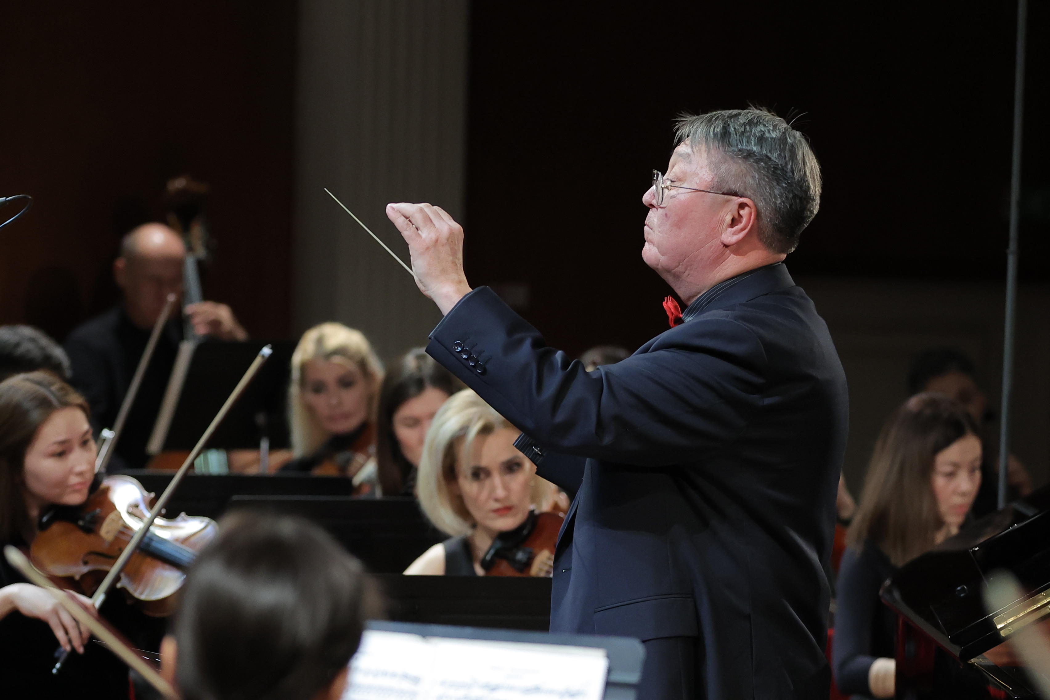 Жалаңаш қыздар сурет пен видеоға зәр шығаруда