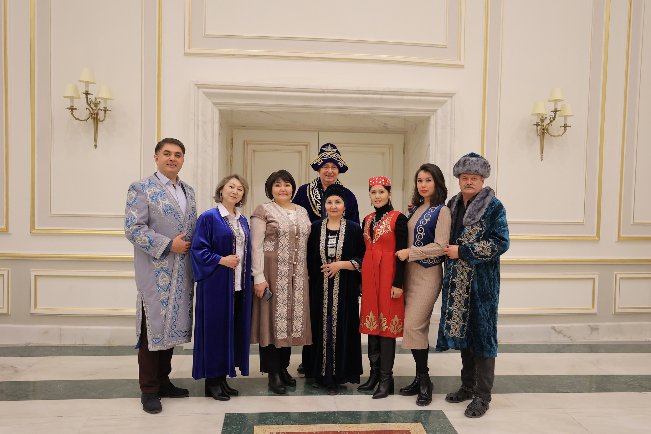 Порнодағы Марина Вакт Жігіт жасырын камераға қарап тұр.