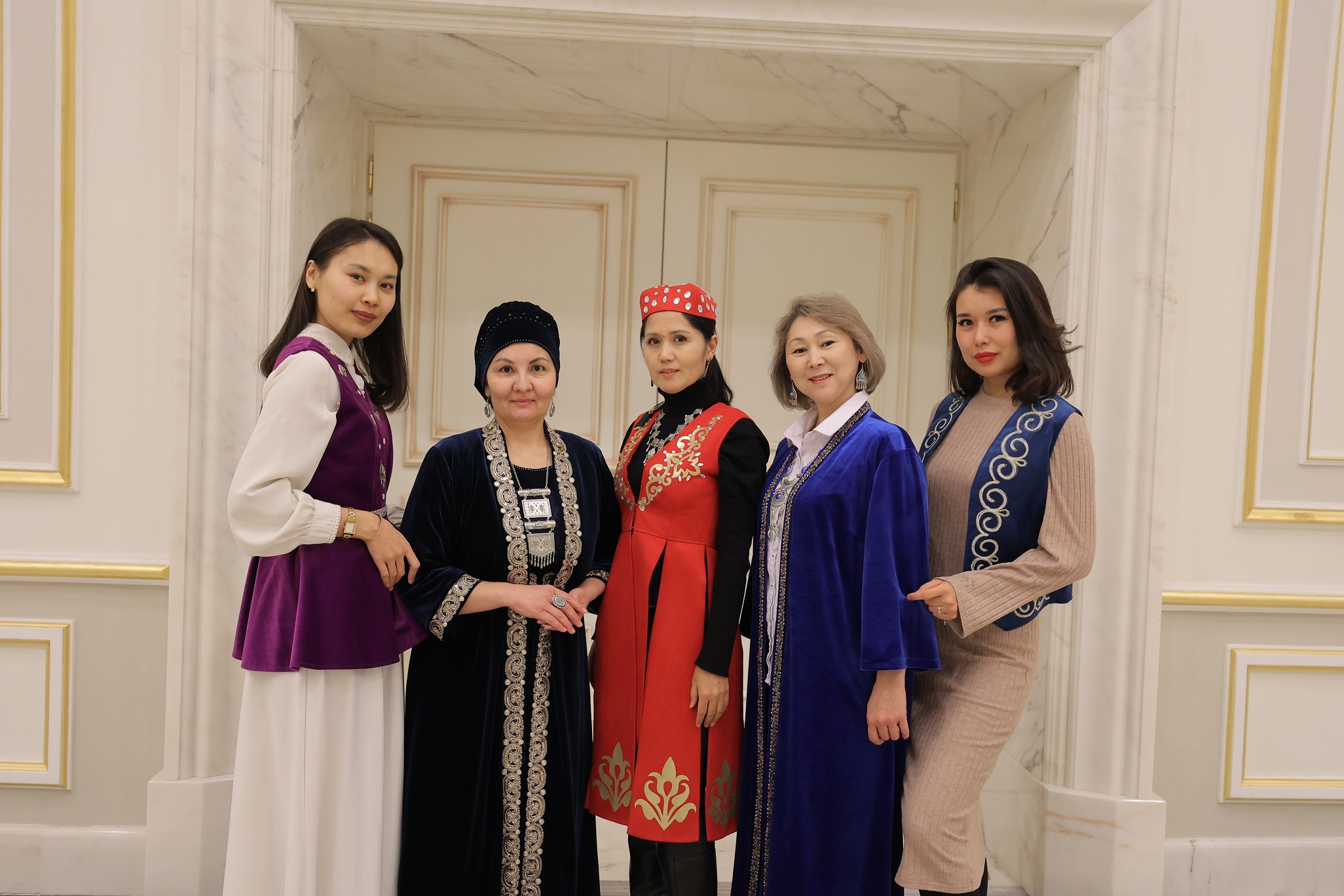 Орысша аудармасы бар ретро порно фильмдер Лесби бастықтың порно видеосы