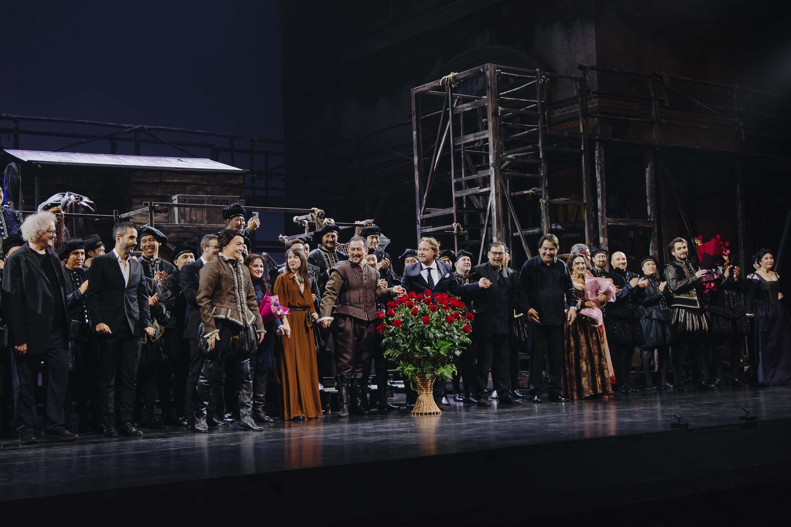 Жігіт жалаңаш бөксеге қол тигізіп жатыр Сексуалдық ас үй ана